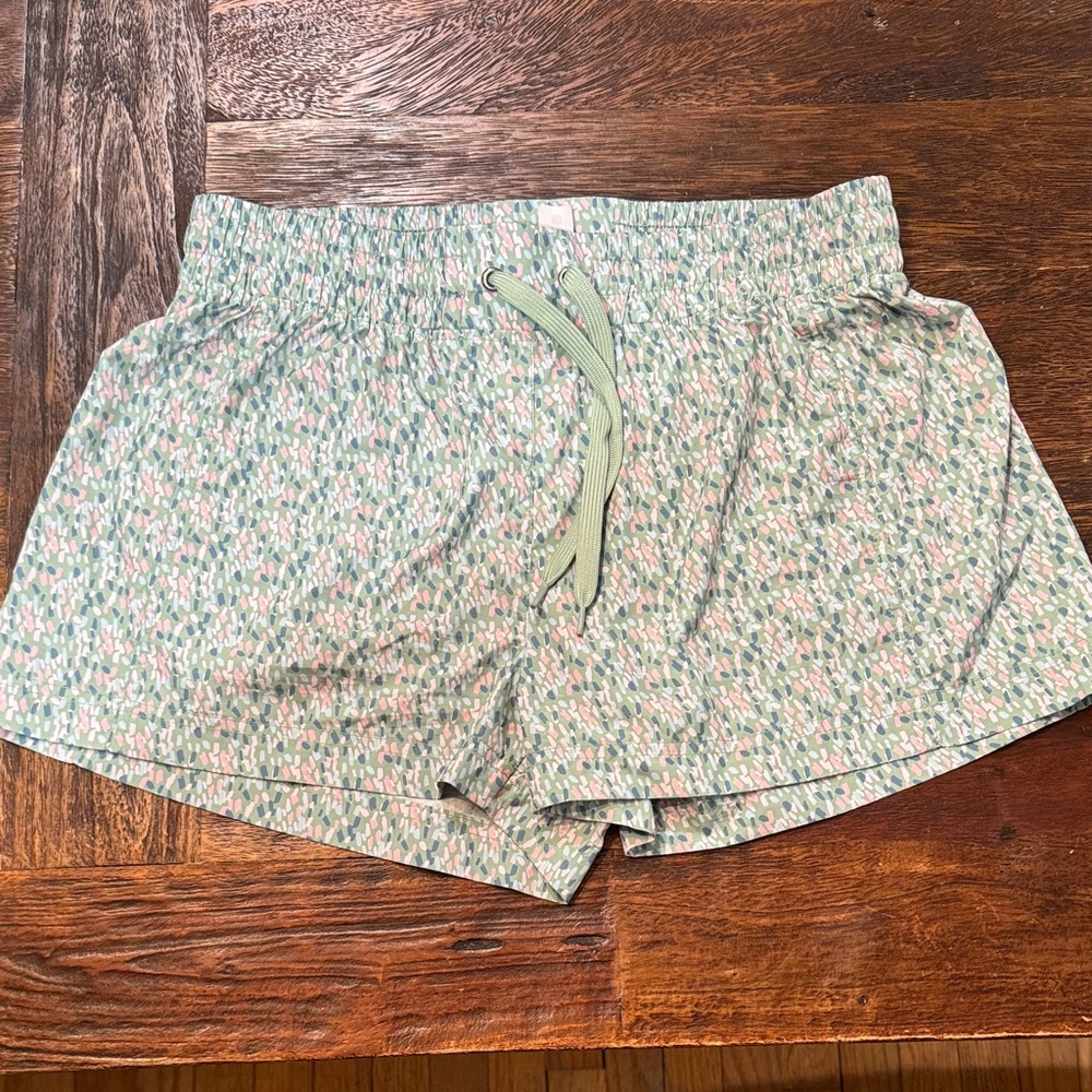 Club Social Size M Floral Print Women's Shorts